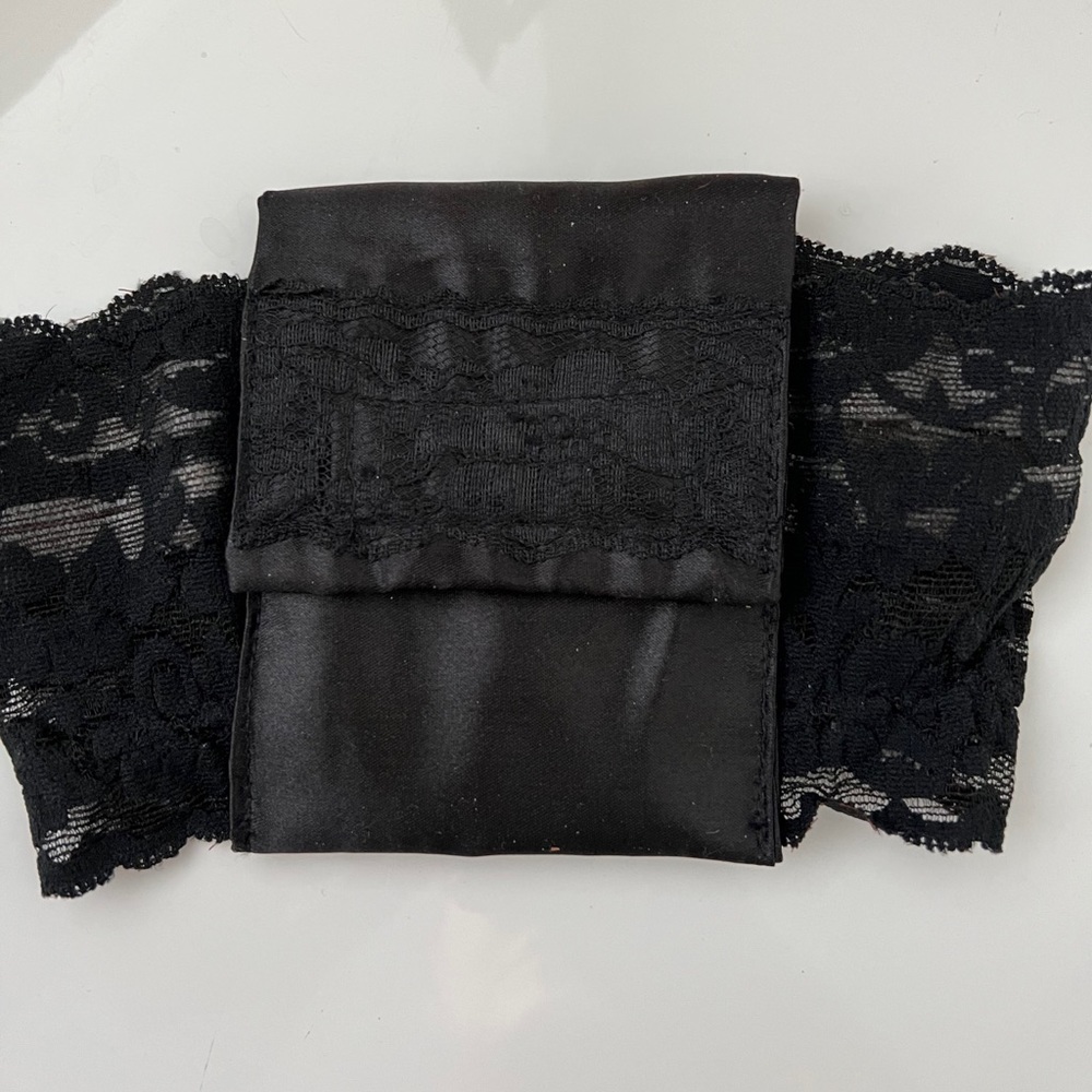 ☀️ 🆕 UNIQUE FIND - Garter with pocket